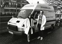 402468 Afbeelding van chauffeur Rob van de Ridder en verzorgster Moniek Spronk van de Stichting Dierenambulance Utrecht ...